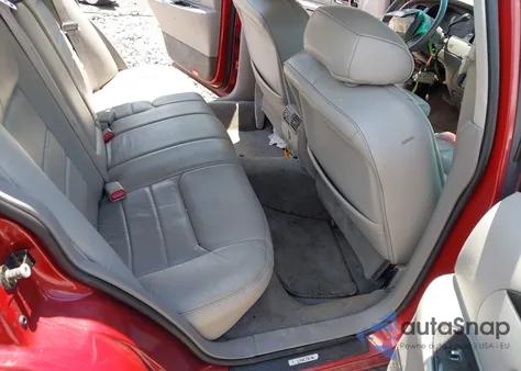 1999 Lincoln Town Car Signature z USA, uszkodzony, nr VIN 1LNHM82W9XY628587